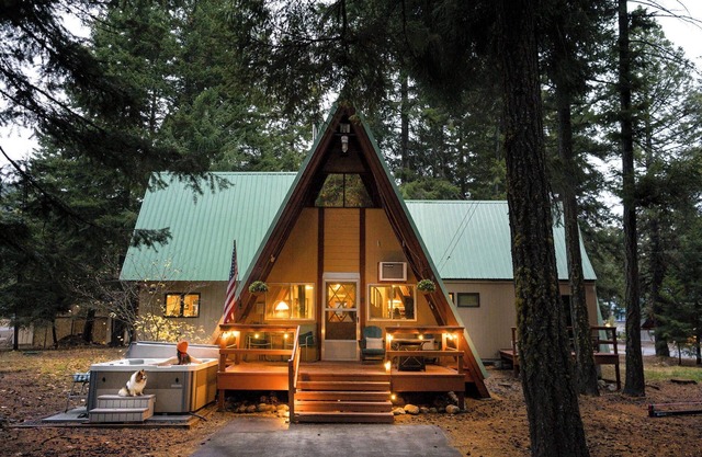 Vintage A-Frame: Hot Tub, EV Charger, Lake access, King bed, BBQ