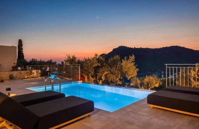 Virida - Two Bedroom Villa, Sleeps 4