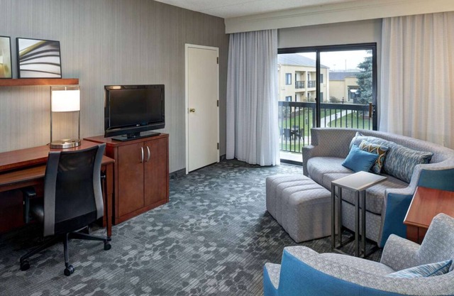 Visit Milwaukee County Zoo! 2 Modern Units, Indoor Pool, Pet-friendly Property!