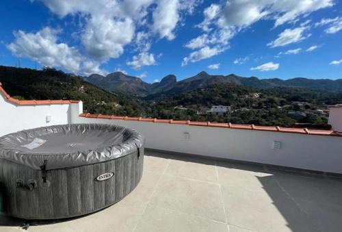 Vista para montanhas, lareira e hidromassagem