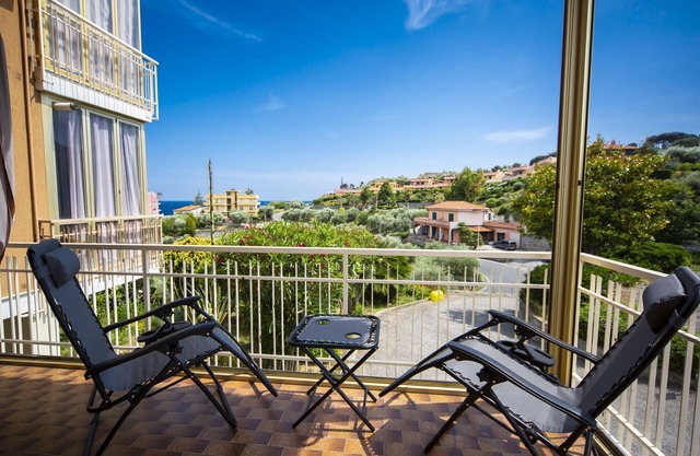 Vittoria's house with private covered parking with partial sea view
