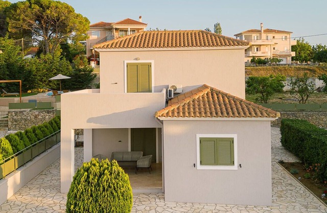 VR Villa Emelia - 2 bed 2 bath Villa with shared pool
