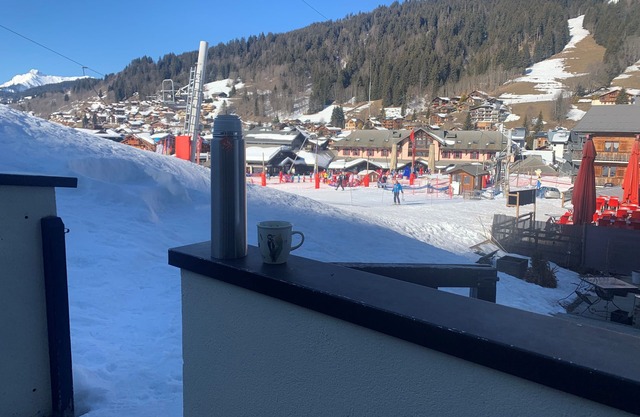 Vraiment ski au pieds á 150m du ESF et center, agréable app avec terrasse