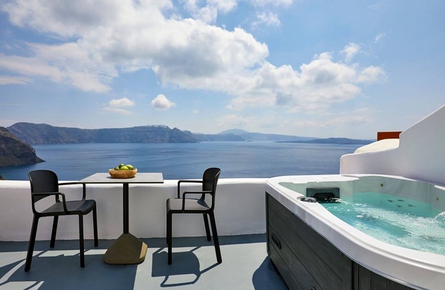 (w) Executive Cave Villa with Outdoor Hot Tub