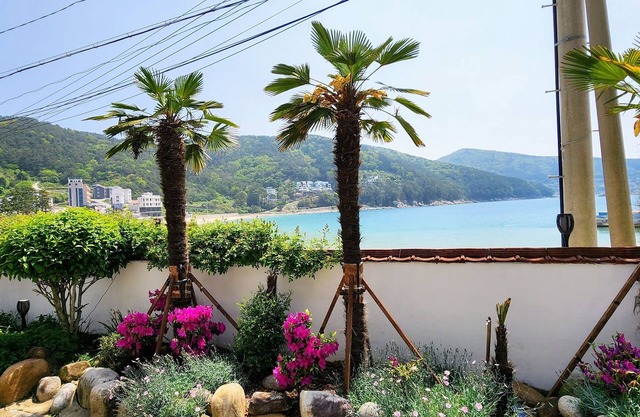 Wahyeon Beach House: Right on the beach! Great views and perfect for groups.