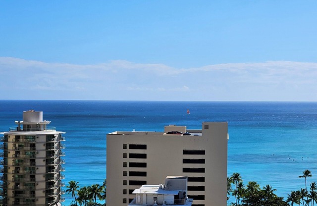 Waikiki 3-bed, Ocean View, Central A/C, Free Parking, 1 Bock to Waikiki Beach