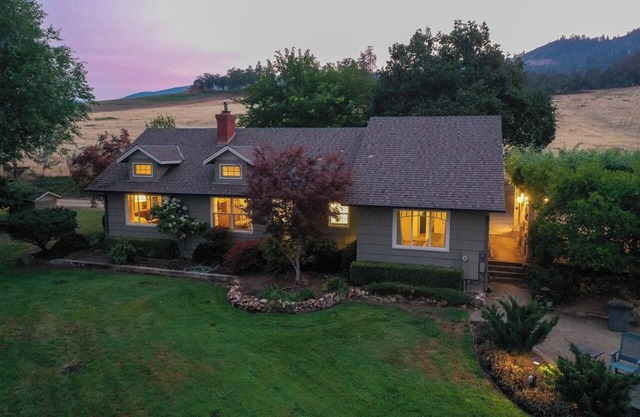Wake to breathtaking sunrises over the rolling hills! Relax by the fire under the stars, & savor sunset dinners beneath fragrant wisteria pergola. Surrounded by wineries and minutes from historic Jacksonville, this retreat blends charm & convenience