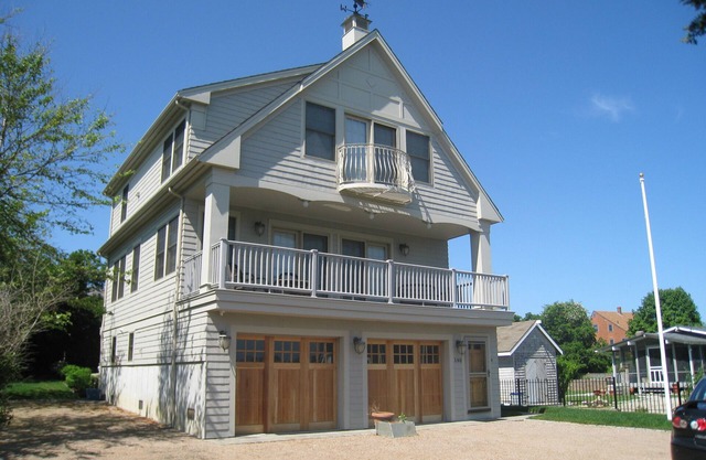 WALK TO BEACH, CAR BEACH PASS, LINENS PROVIDED
