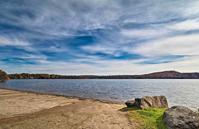 Walk to Beach: Pocono Lake Cabin w/Pool Access!