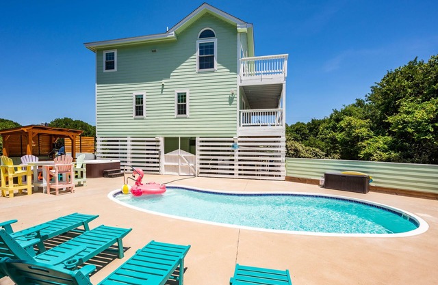 Walk to Beach, Pool, Hot Tub, Dogs OK, Volleyball