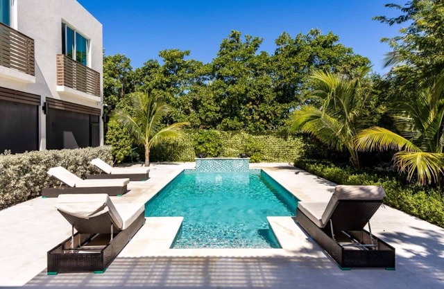 Walk to Beach! Pristine 4BR W/Pool-CV41-12