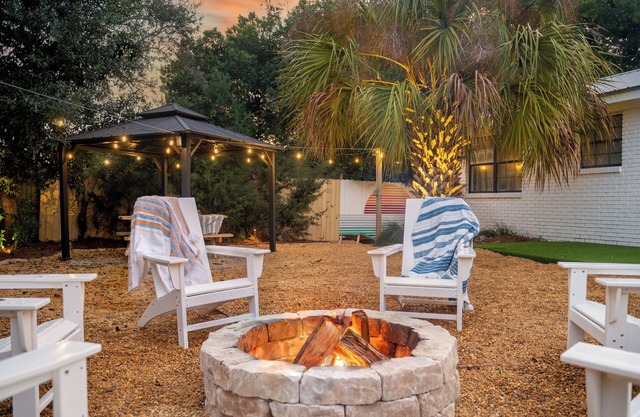 Walk to Beach, Hot Tub, Fire Pit, King Bed! Ask about monthly rentals in winter!