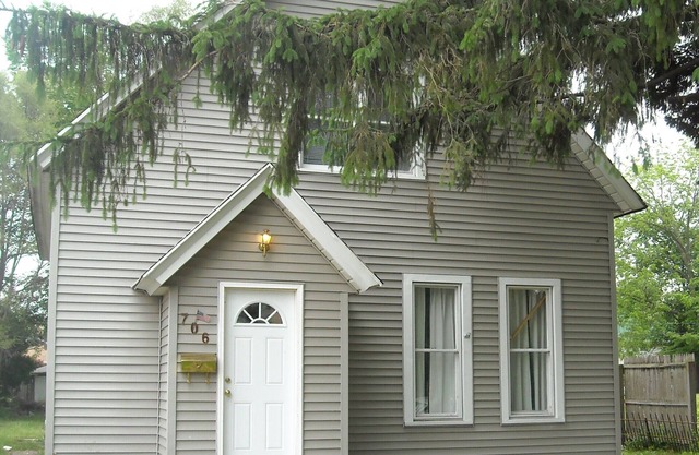 Walk to campus and stadium! Stay right on beautiful Notre Dame Ave!