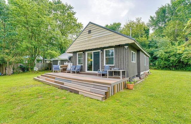 Walk to Cranberry Lake: Quaint Family Cottage