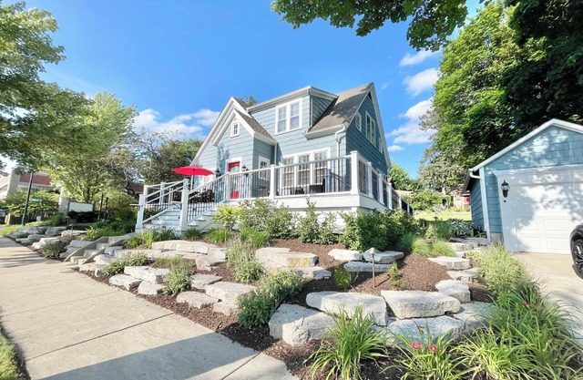 Walk to Downtown Restaurants, Cozy Stay, Grand Porch, Bike on the river trails!