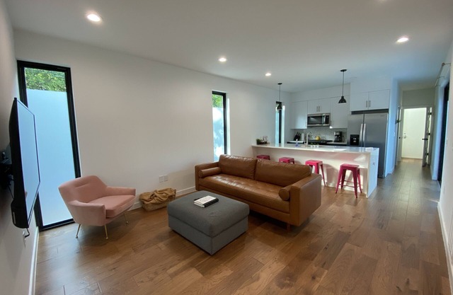 Walk to East Austin restaurants + pets welcome