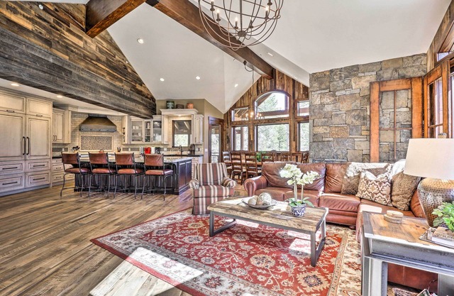 Walk to Lift: Luxe Villa w/Hot Tub in Copper Mtn