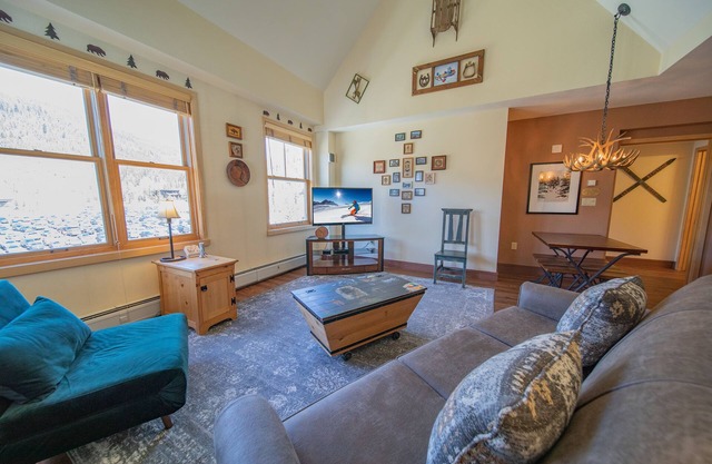 Walk to Lifts, Dining, Shops. Perfect Ski Condo!