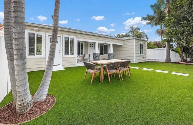 Walk to Moonlight Beach, Updated and Remodeled, Dream Getaway