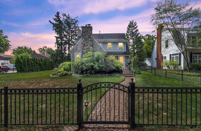 Walk to shopping, Charming Modern European cottage with huge deck
