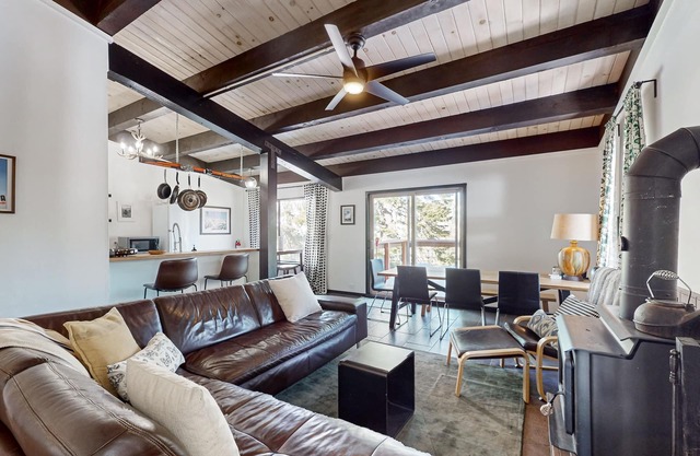 Walk to Ski Lift | Modern Top-Floor Mountain-View Getaway Near Scenic Trails