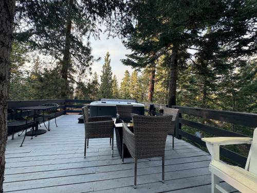 Walk to Ski Slopes, Hot Tub, Fast WiFi, 2 Parking, Fenced Yard, Wash & Dryer, Fire Pit, Pet Friendly, BBQ, Hike, Golf, Zoo
