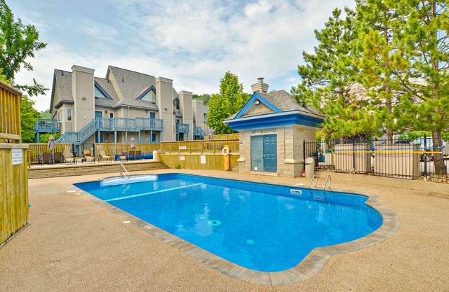 Walk-to-slope condo w/fireplace, pool & tennis