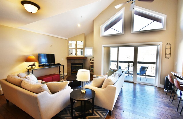 WALK to slopes! n3BR, family friendly, pool/hot tub, heated parking, sleeps 8!n