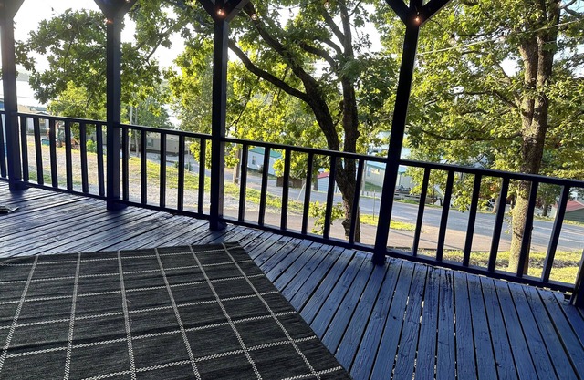 Walk to Snake Creek Marina! Enjoy AC, WiFi, Large Deck with Fabulous Lake Views!
