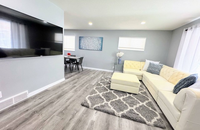 Walk to Starbucks, Anschutz, Dining; 5 King Bedrooms/5 Full Bathrooms