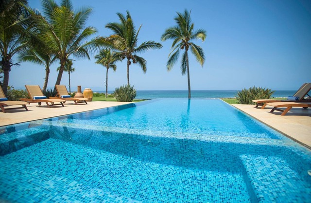 Walk to Surf Spots! Beachfront Villa with Infinity Pool and Fantastic Staff