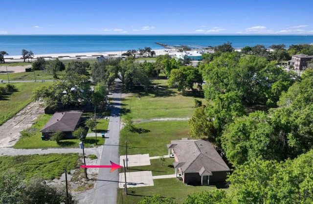 Walk to the Beach! No cleaning fee!
