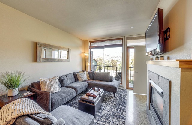 Walk to the Lake: Chelan Condo w/Mtn Views!