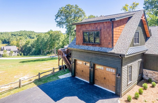 Walk-up apartment with resort amenities: firepit, sports courts & hiking