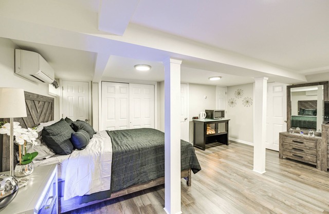 Walkable Elmont Studio: 19 Mi to New York City!