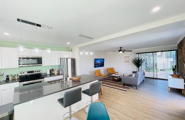 Walkable OTS Mid Century Condo-Pool