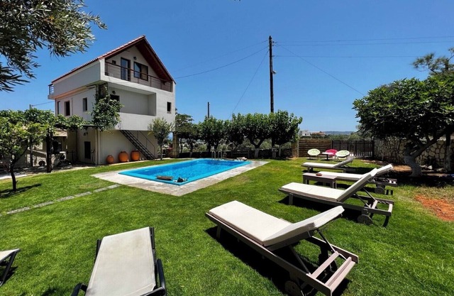 Walking distance to beach, tavern, grocery ★ Seaview ★ Private Pool