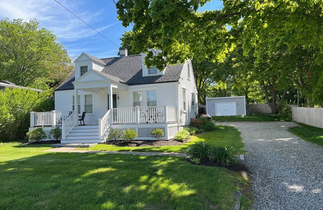 Walking distance to Marina, Harbor Beach and York Village!