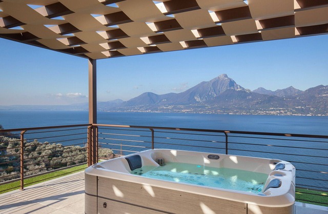 Wally’s Terrace Apartment With Pool