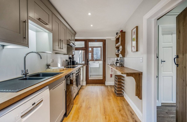 Walnut Cottage - 2 bedrooms & 2 bathrooms - a beautifully cosy cottage