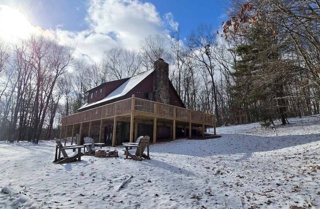 Wandering Woods- Dog-friendly 3 bedroom home with lake access and hot tub!