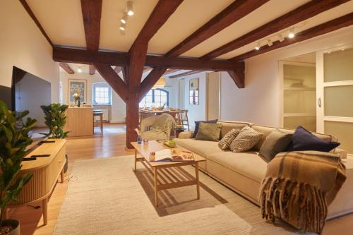 Warm 3BR Loft with Exposed Beams