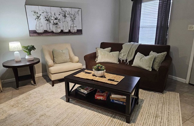 Warm & Cozy 4- Bedroom Home in the heart of Cordova, Close to Everything.