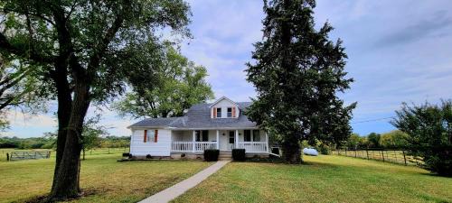 Warrensburg, UCM, Whiteman AFB, KC Chiefs, Wedding Venue, Bring your Pet, Secluded Farmhouse