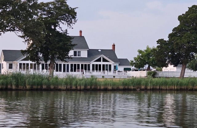 Warwick Farms Waterfront Retreat! Solitude and relaxation on the Warwick River