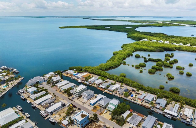 Water front 2-bedroom home in Key Largo with AC, WiFi