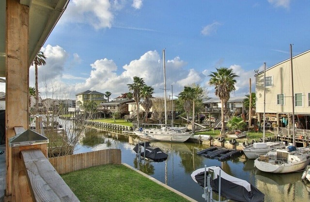 Water Front Amazing Views King Bed Walk to Restaurants and night life