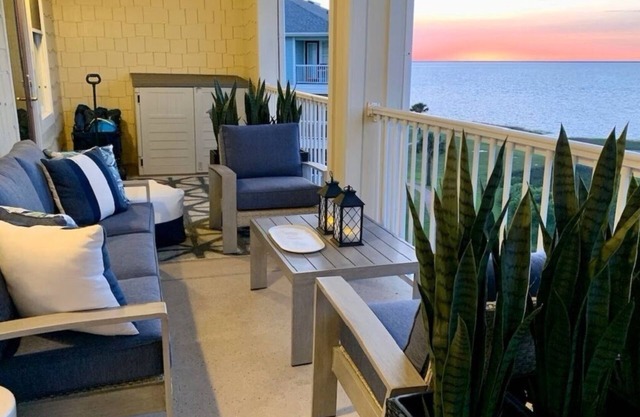 Water Front Views, Modern Farmhouse Vibe, Bunkroom, Private Beachfront Resort