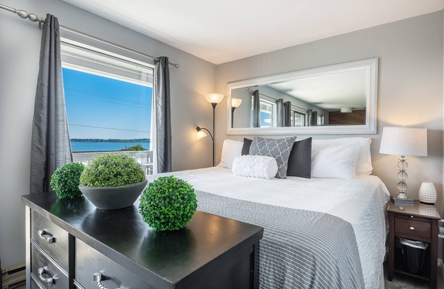 Water View From Every Window With Steps From The Beach