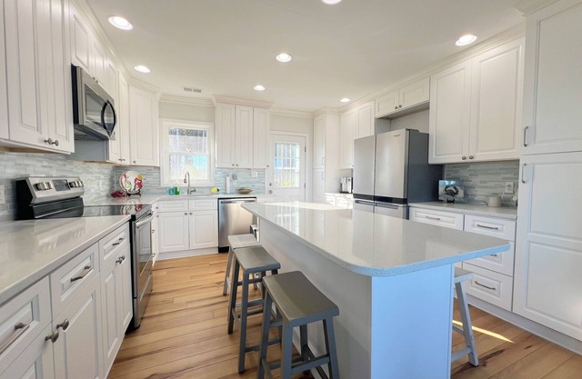 Water views and a Charming 2-bedroom house in serene Stacy with WiFi, AC